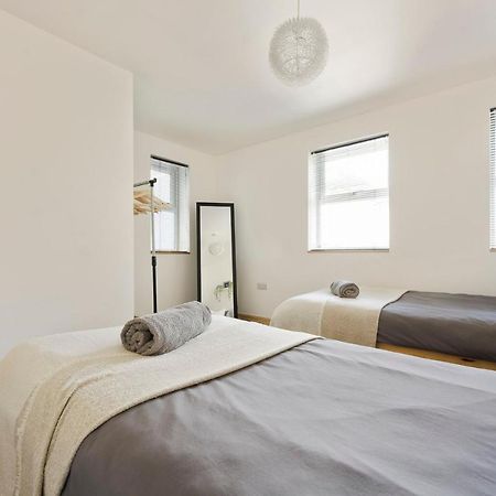 Spacious, Newly Renovated, Three Bedroom Town Centre Duplex Apartment With Free Parking, Sleeps Seven - Walking Distance To Beach ボーンマス エクステリア 写真
