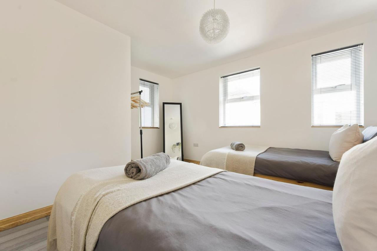 Spacious, Newly Renovated, Three Bedroom Town Centre Duplex Apartment With Free Parking, Sleeps Seven - Walking Distance To Beach ボーンマス エクステリア 写真